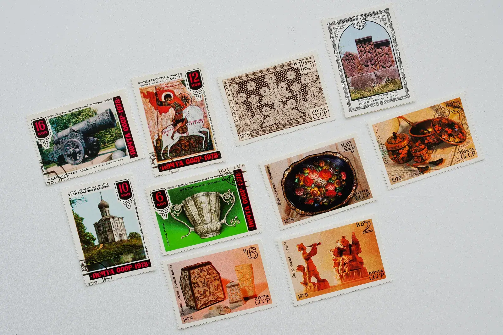 Alte Briefmarken aus einer Sammlung, nebeneinander ausgelegt