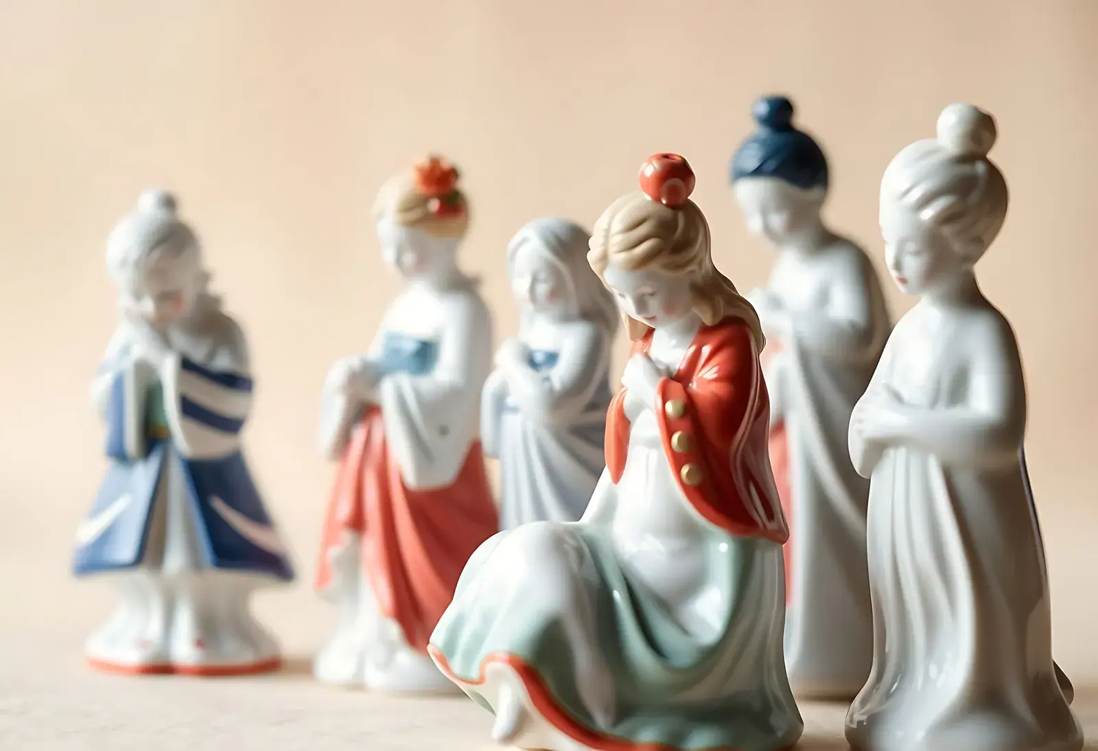 Bemalte Porzellanfiguren aus einer Sammlung